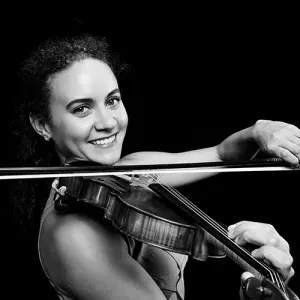 Robyn Quinnett playing the violin.